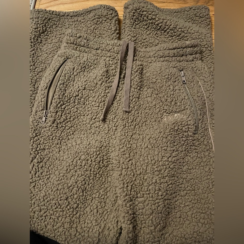 SKIMS Sherpa lounge pants